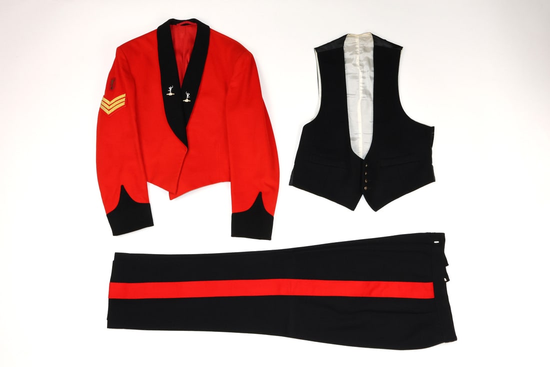 British Post WWII ROYAL CORPS OF SIGNALS SERGEANT Mess Dress Uniform: Scarlet wool jacket shows minor surface pilling and light storage wear to the black roll collar and Swedish cuffs. Three gold lace rank chevrons remain solid. Includes matching black wool waistcoat wi