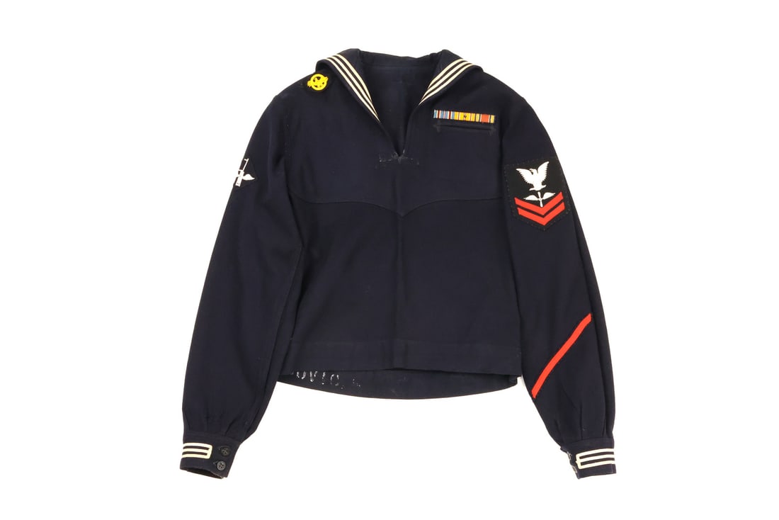 US WWII Navy Dress BLUE JUMPER COMBAT AIRCREWMAN: Heavy wool body shows light surface nap wear and minor soiling to white tape piping. Left sleeve features Petty Officer Second Class Aviation Ordnanceman rate in red embroidery. Right sleeve displays 