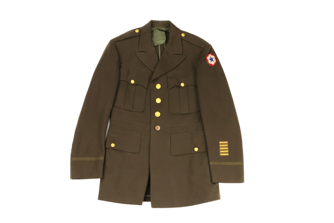 US WWII & Korean War AIRFORCE DRESS UNIFORM with Command Pilot Wings: Ribbon decorations include Silver Star for valor, Distinguished Flying Cross, Air Medal for aerial heroism and multiple campaign awards from World War II and the Korean War. Blue wool body shows scatt