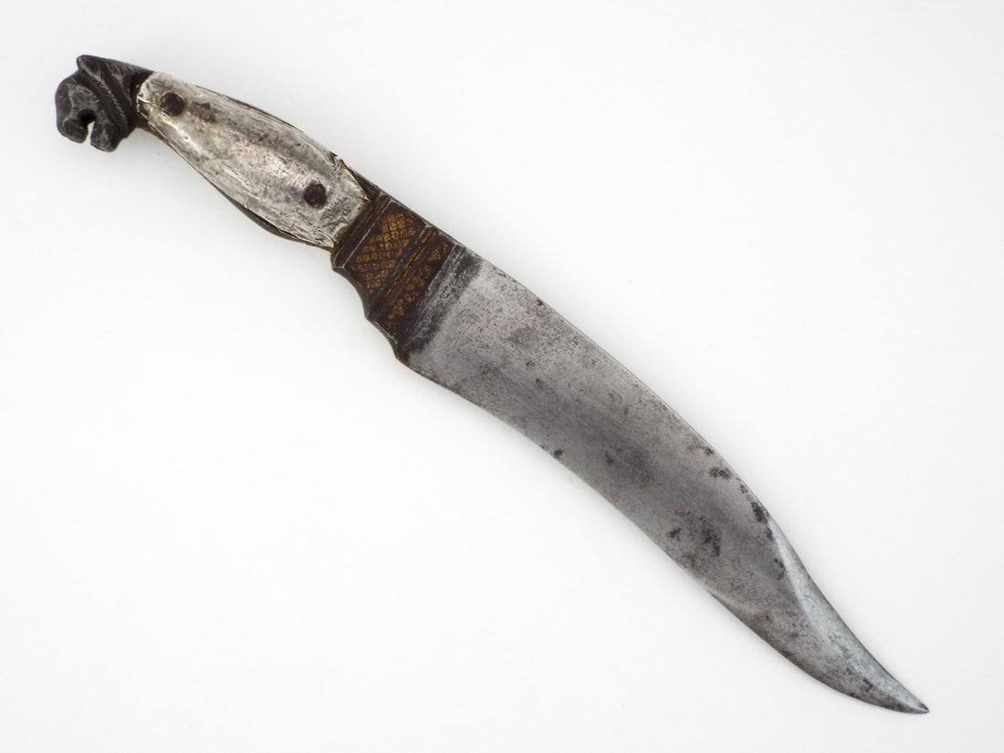 Sri Lankan 18th C. Piha Kaetta Knife SILVER SCALES & GOLD WORK: Heavy recurved steel blade exhibits surface oxidation throughout. The bolster features cross hatched gold overlay showing some thinning. Hilt constructed with pinned white metal grip scales over a dar