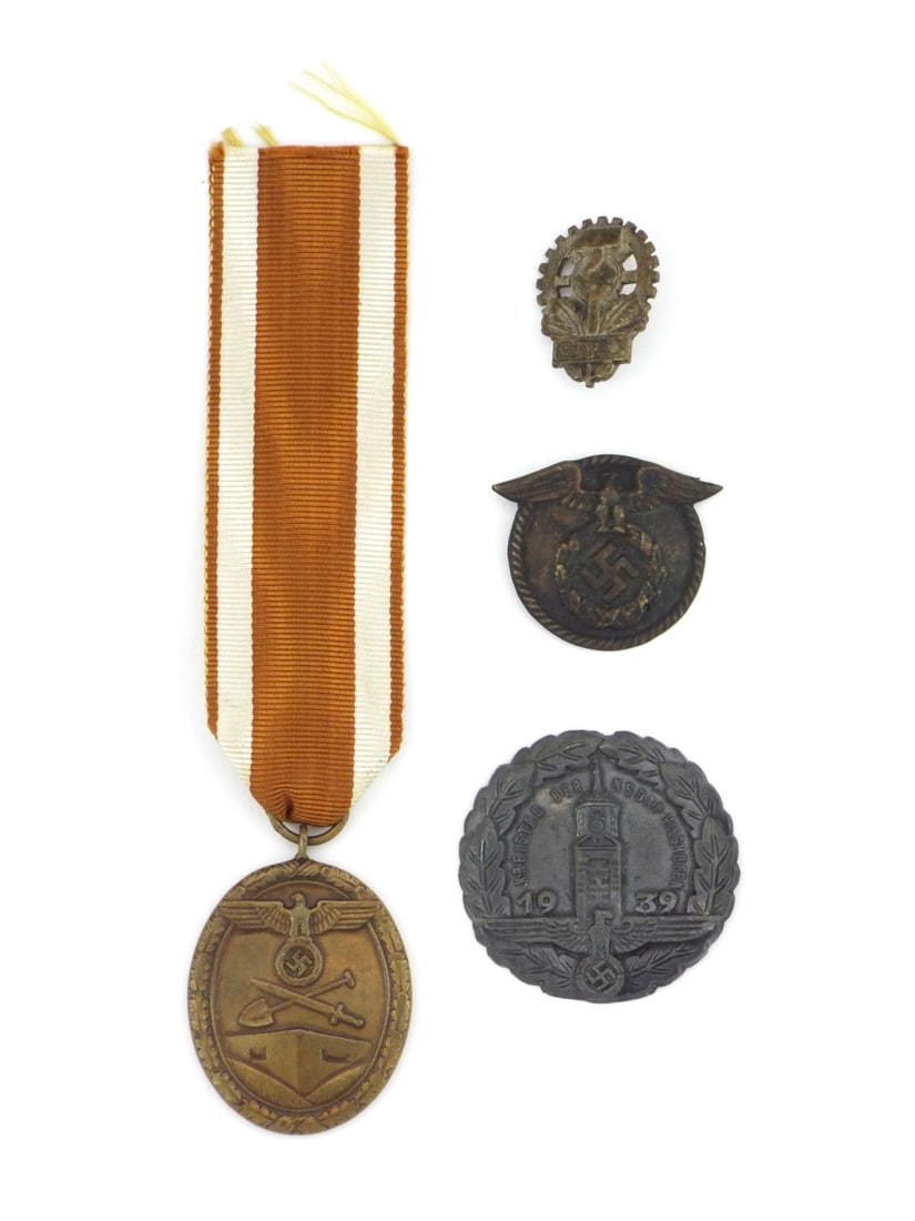 Grouping of 4 German WWII Tinnies & Medals (1 of 6)
