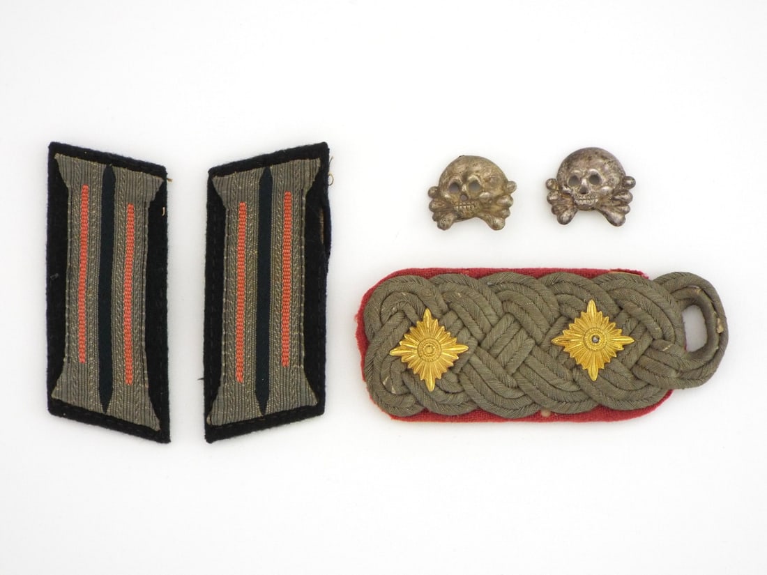 German WWII Panzer Insignia Grouping Tabs & Totenkopfs: Army Panzer ranking insignia set includes matte grey braided bullion thread shoulder board bearing dual gilt pips mounted over pink wool backing, displaying reverse cloth label inscribed Colonel Panze