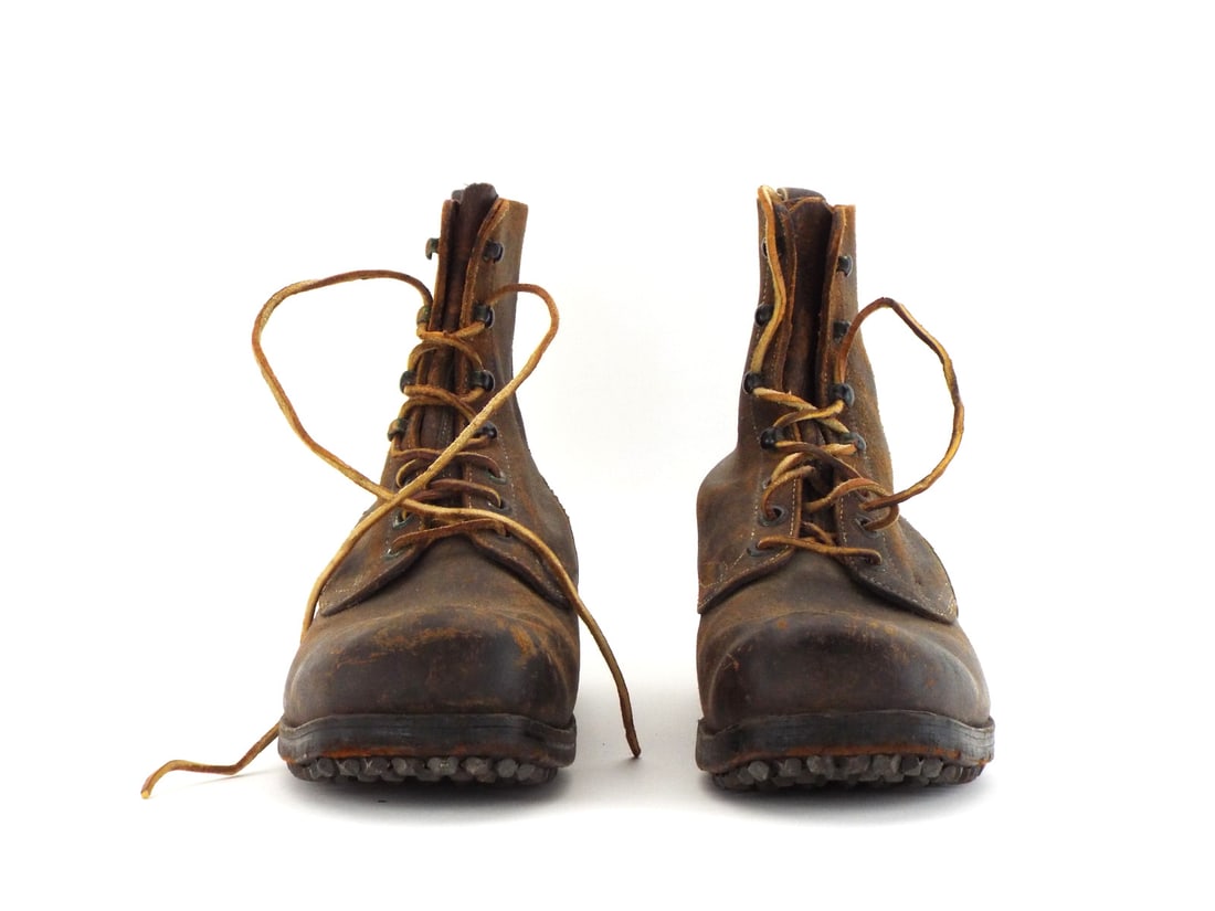 German WWII PARATROOPER Boots with HEAVY LEATHER HOBNAILS (1 of 18)