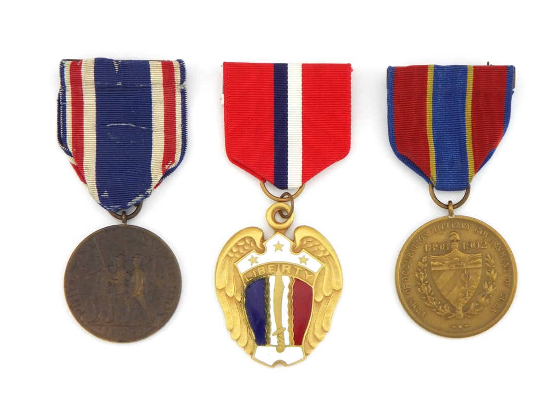Lot of US Campaign Medals with RIBBON BARS (1 of 5)