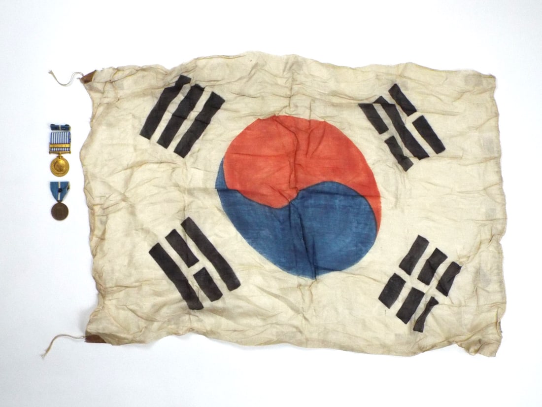 Lot of US Korean War Campaign Flag & Korean US Medals: Korean War period US Marine Corps campaign grouping featuring a lightweight cheesecloth South Korean national flag with printed central symbol and trigrams, showing age toning, light creasing and corn