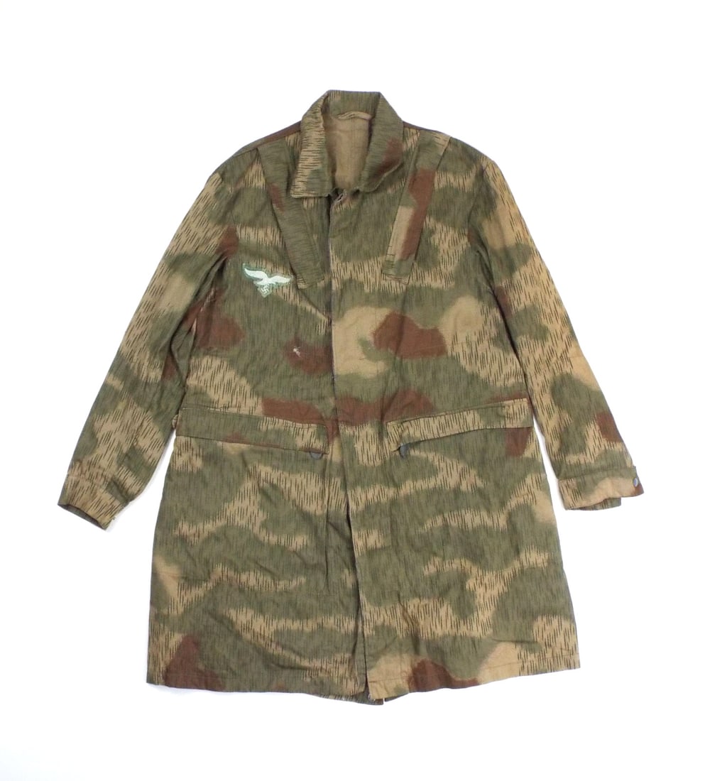 German WWII Luftwaffe Jump Smock with SNAPS: Camouflage body executed in sumpftarn pattern cotton canvas displaying mild age toning, minor fraying along the collar edge and intact zigzag stitched breast eagle insignia. Zippered front closure uti