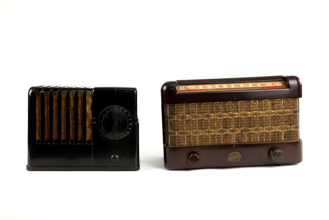 US WWII-Postwar MINERVA Bakelite Tabletop Radio: Minerva W117 Tropic Master exhibits a rich mahogany Bakelite body featuring a distinctive MCA MINERVA brass shield and metallic basket weave grille showing minor oxidation, the chassis remains solid t