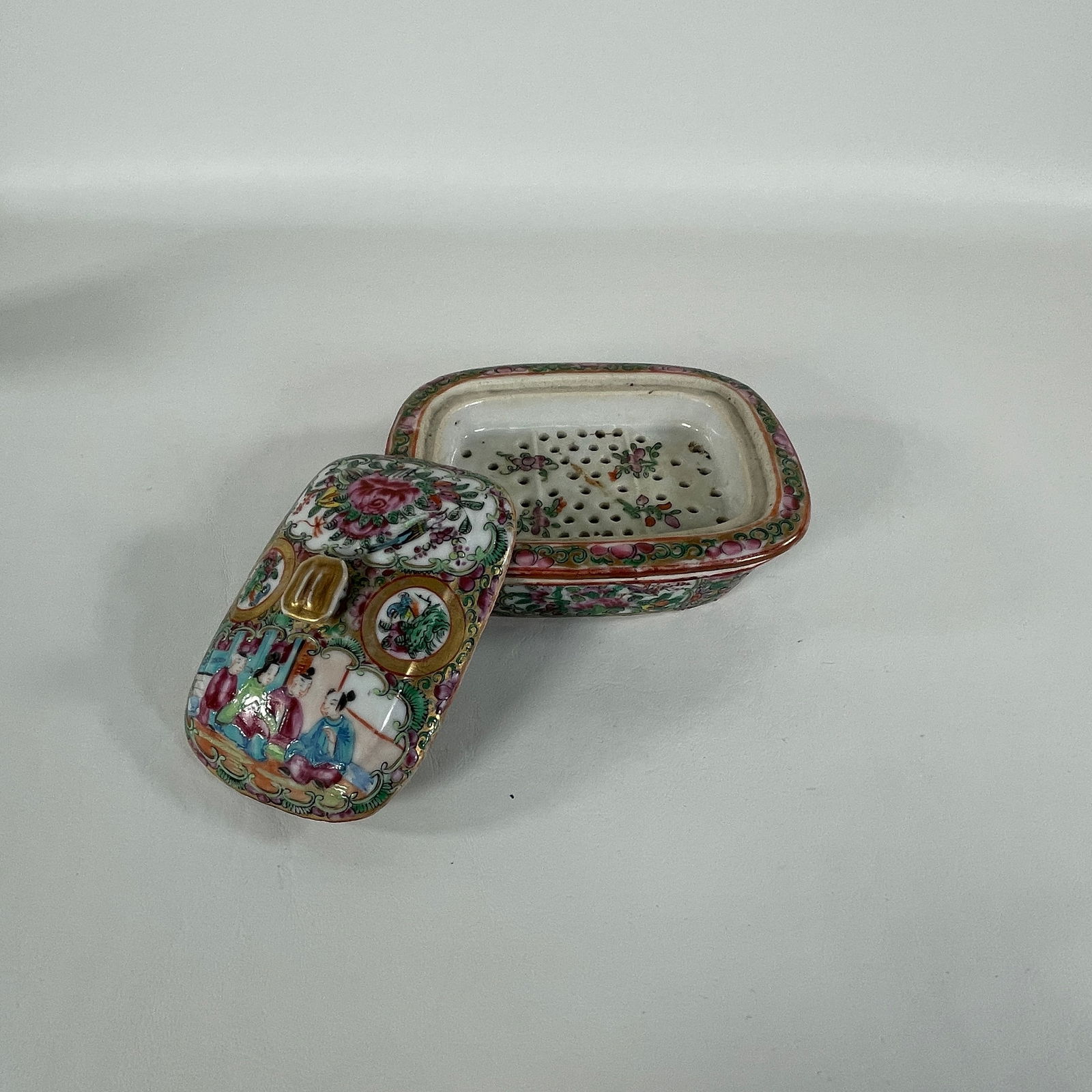 19th Century Rose Men Chinese Porcelain Soap Dish W/ Lid. (1 of 5)