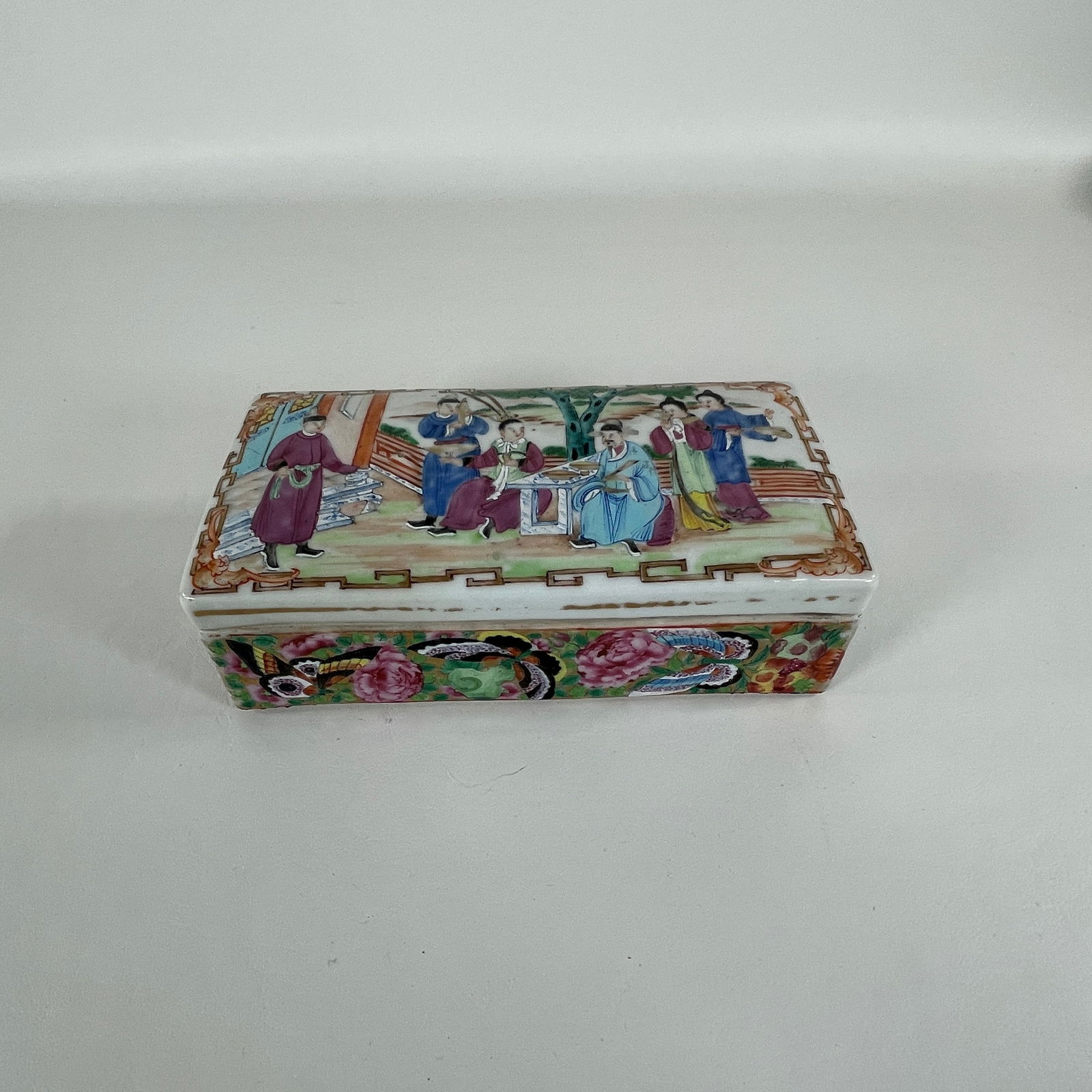 19th Century Rose Medallion Chinese Porcelain Box W/ Lid (1 of 6)