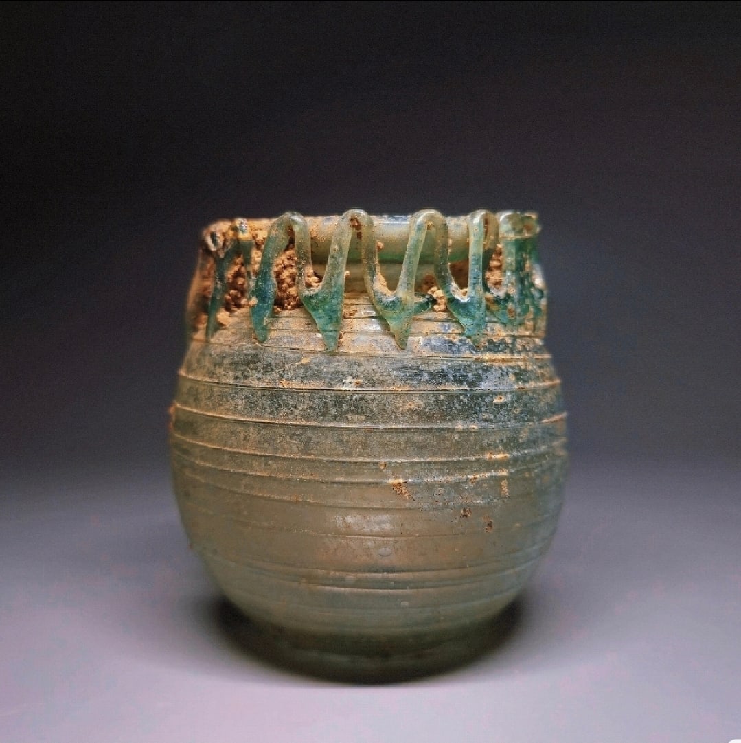 A roman glass vessel with a zigzag trail (1 of 6)