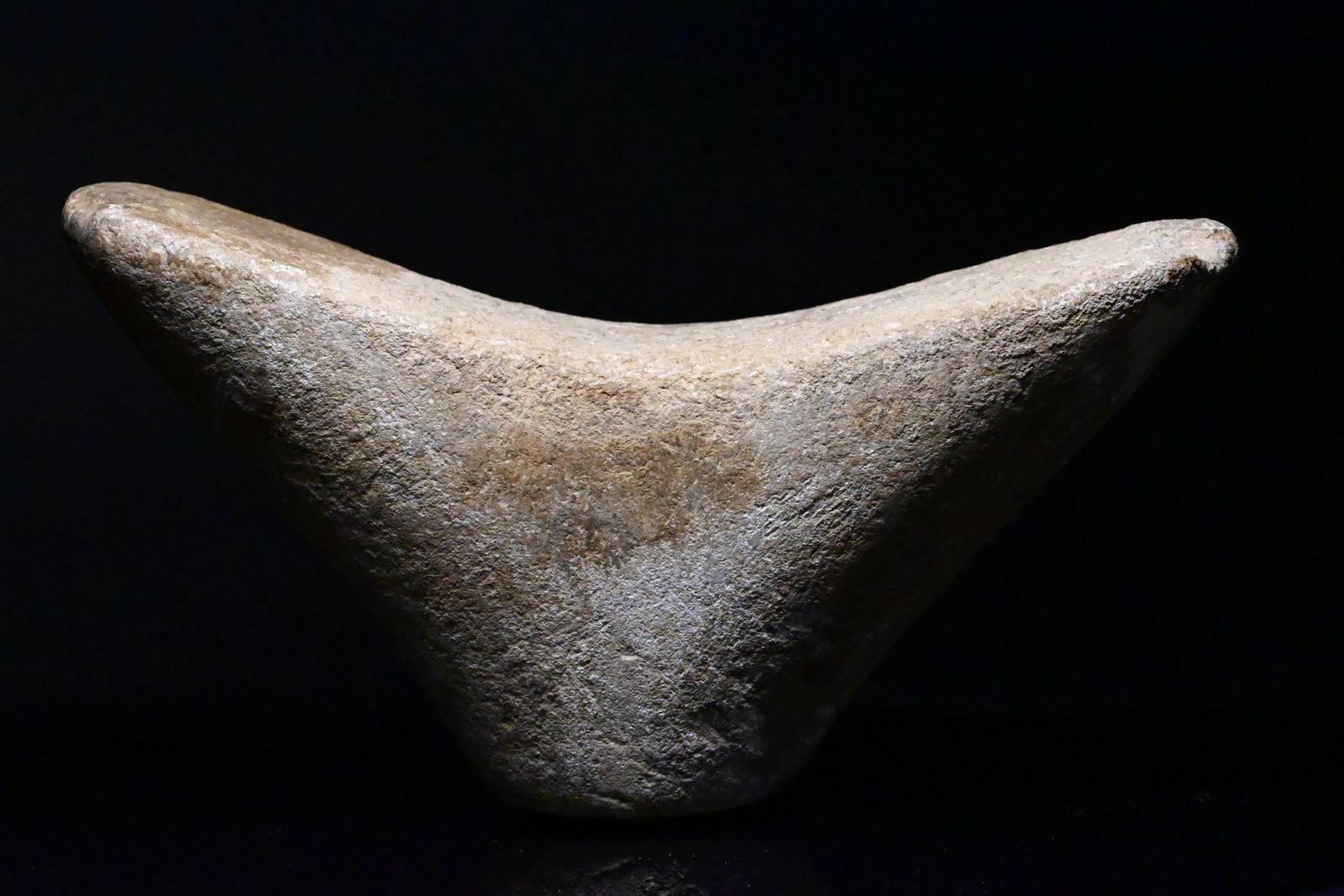 An egyptian alabaster head-rest (1 of 9)