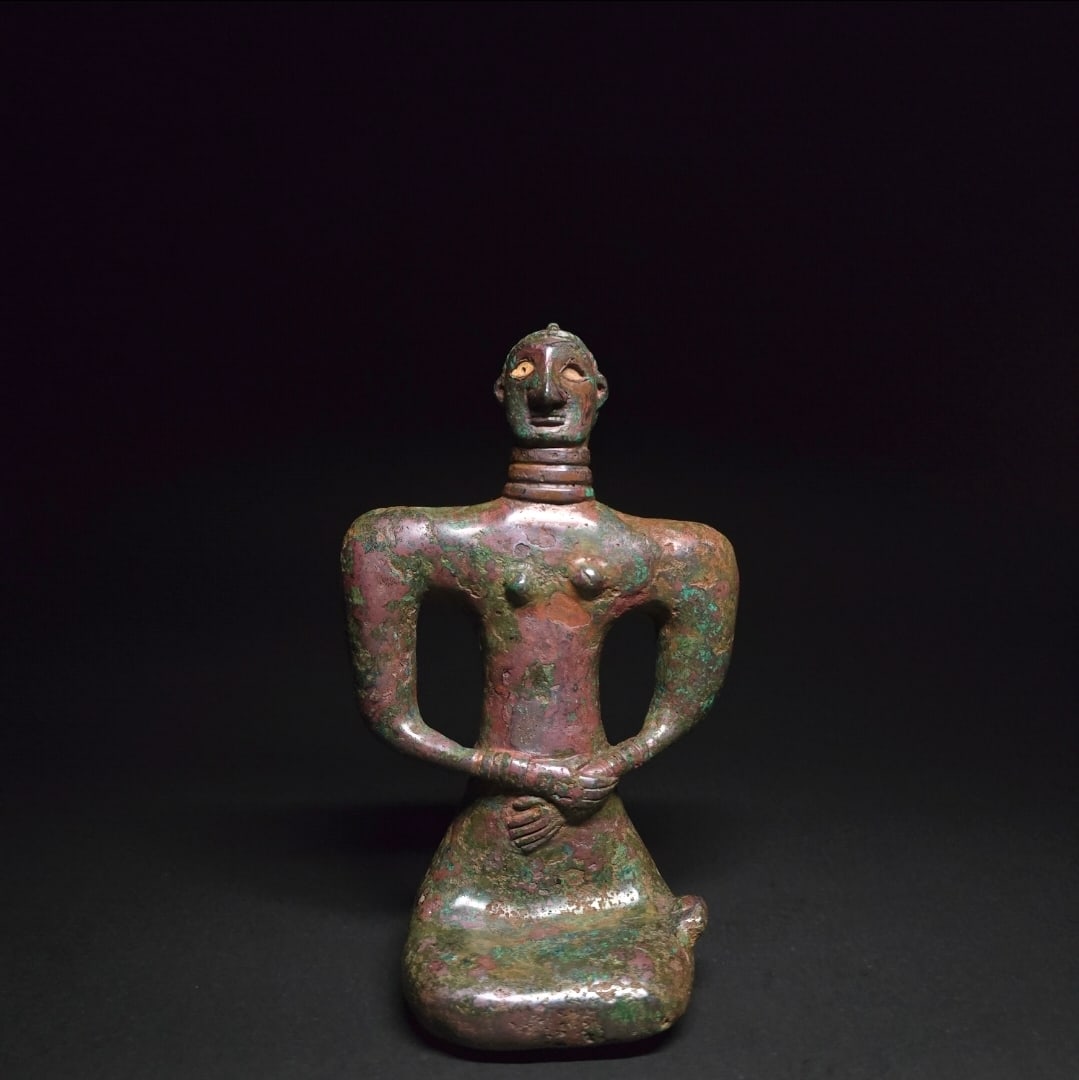 An impprtant Elamite bronze seated dol (1 of 5)