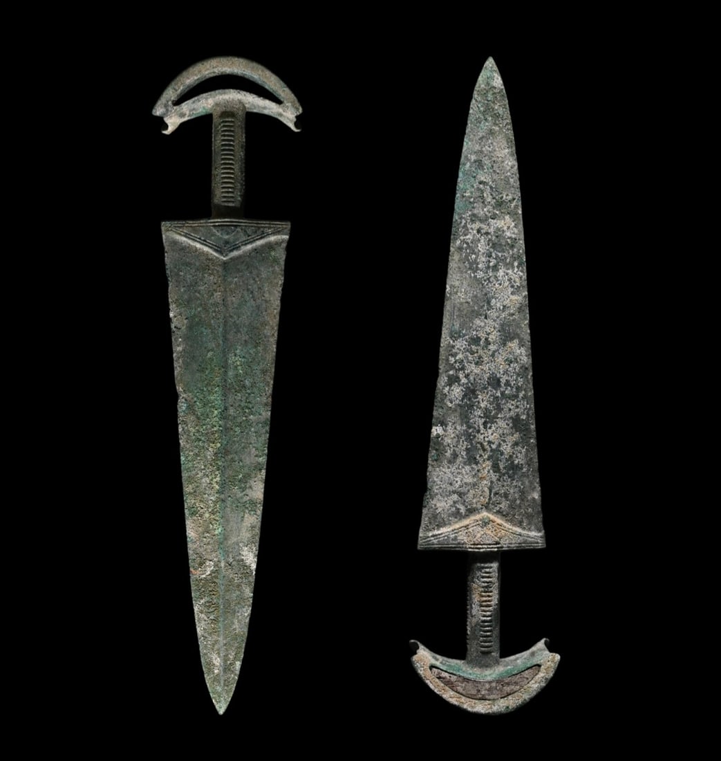 A massive luristan bronze dagger/sword (1 of 5)