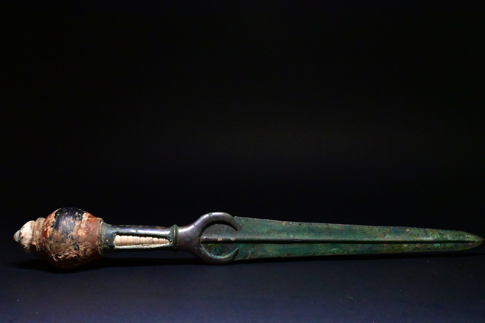 Egyptian bronze dagger with wood and bone pomel (1 of 10)