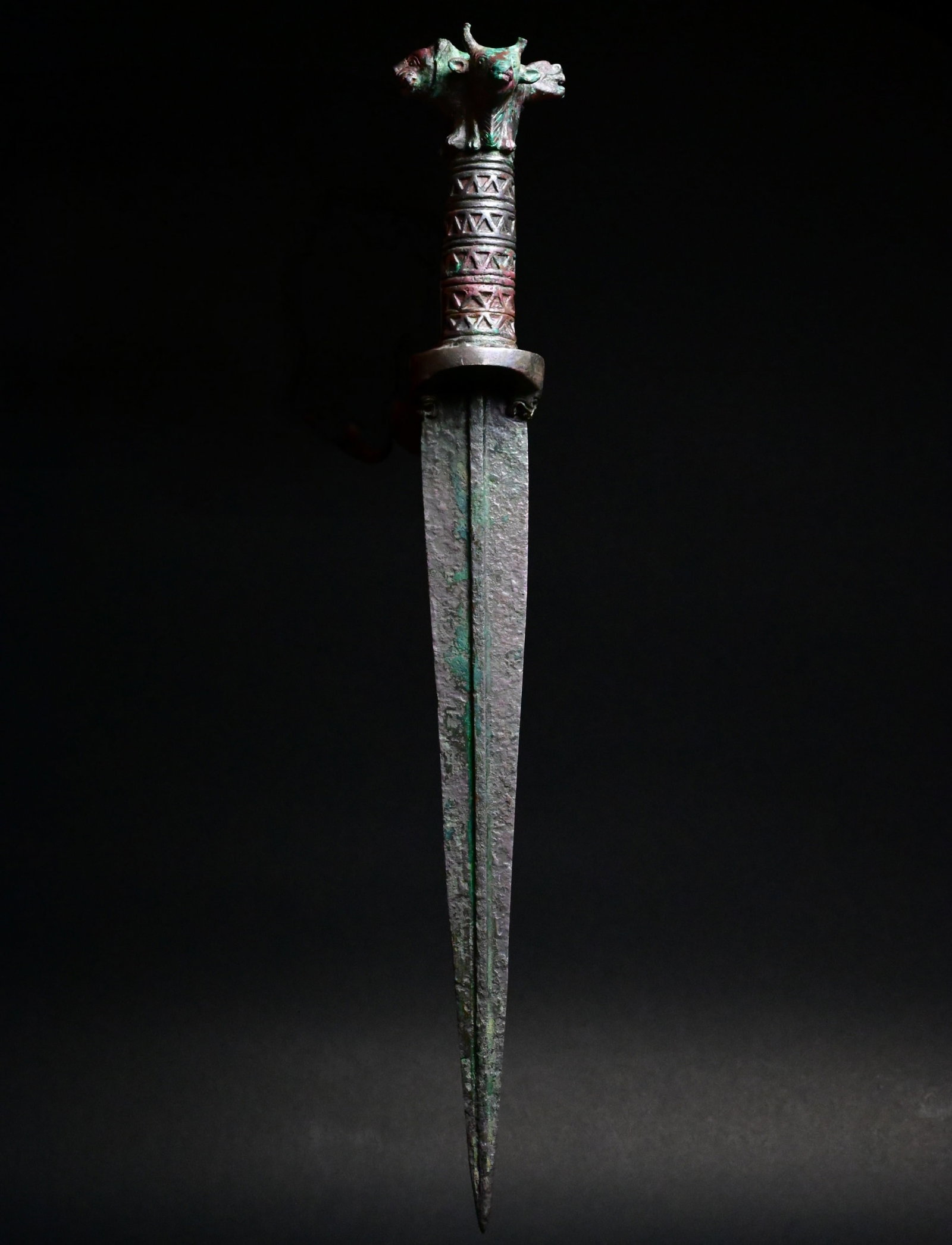 An Exceptional Achaemenid sword (1 of 19)