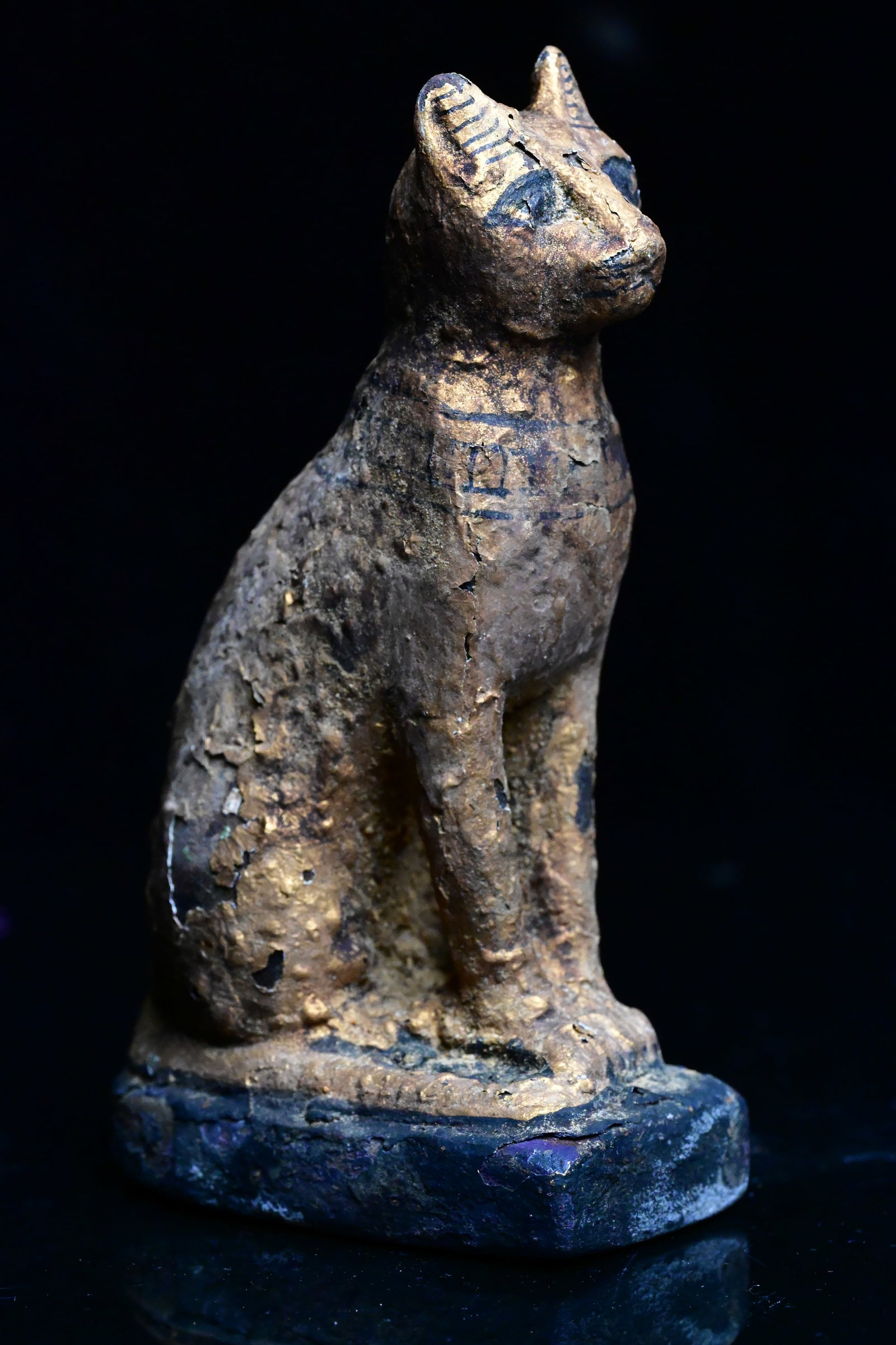 Gilt wooden figure of a cat (1 of 7)