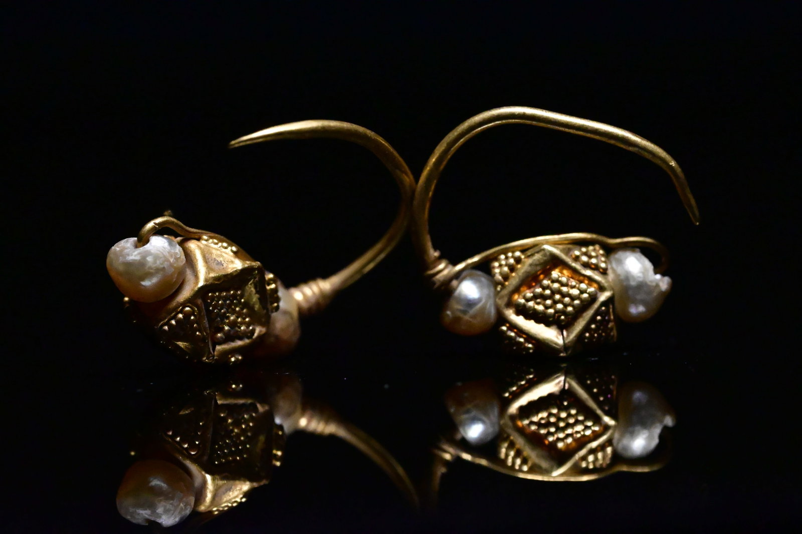 Pair of roman gold earrings: Ancient Roman Gold and Pearl Earrings, high carat.Roman Empire, ca. 1st–3rd Century ADA rare and elegant pair of Ancient Roman gold earrings, finely crafted with crescent-shaped hoops supporting