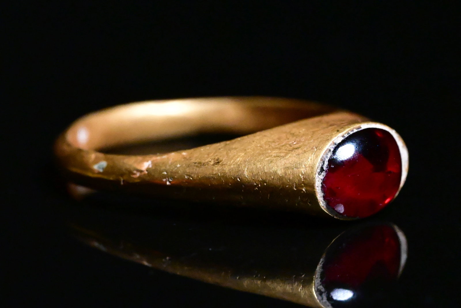 Roman gold ring with Garnet: Ancient Roman Gold Ring with Garnet stone. Roman Empire, ca. 1st-3rd Century ADProvenance: property of an european collector, acquired in early 1980s