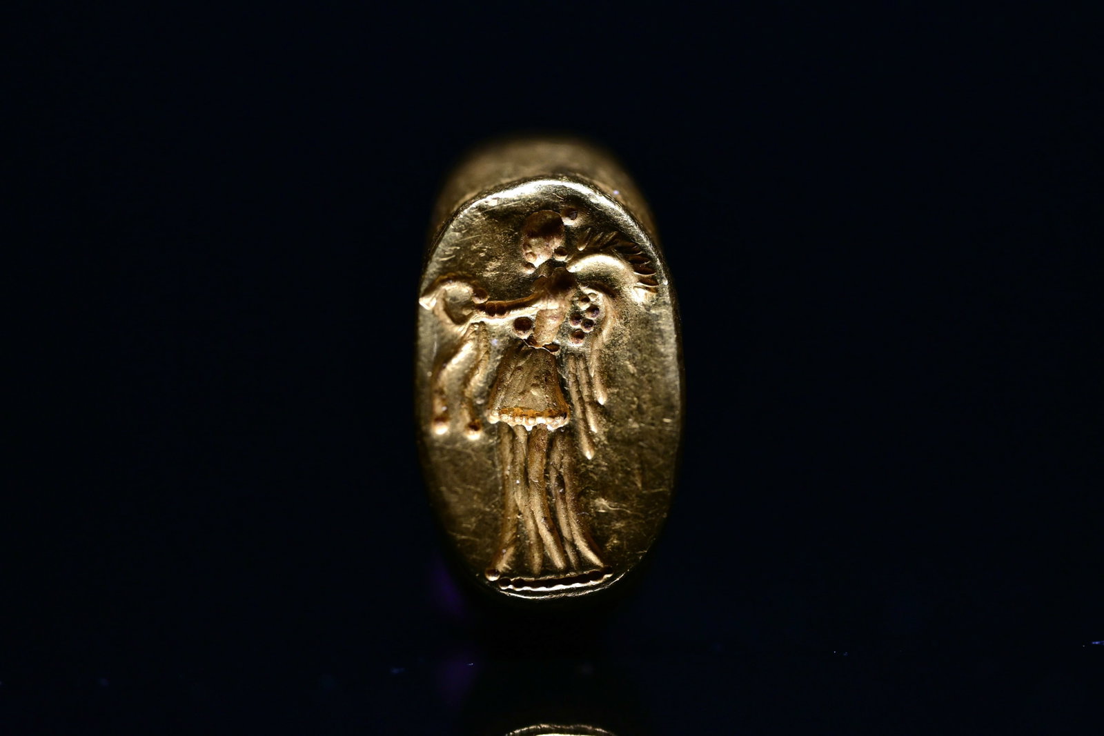 Hellenistic Greek gold ring: Ancient Greek Gold Signet RingGreek, Classical-Hellenistic Period, ca. 4th-2nd Century BCA finely crafted Ancient Greek gold signet ring featuring an elegant oval bezel engraved in relief with a