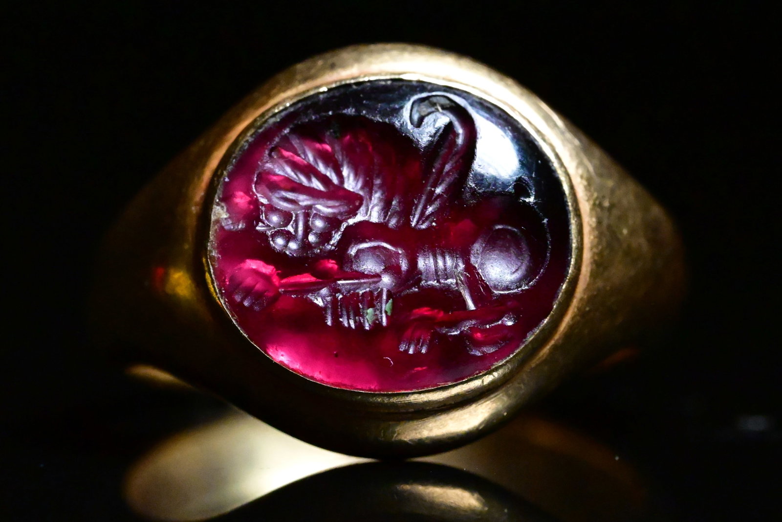 A sasanian garnet intaglio in gold ring (1 of 5)