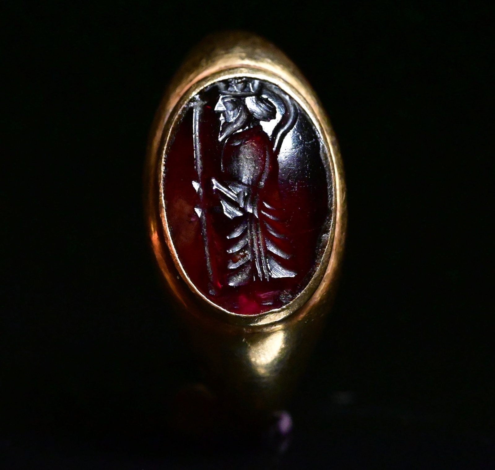 A sasanian garnet intaglio in gold ring (1 of 5)