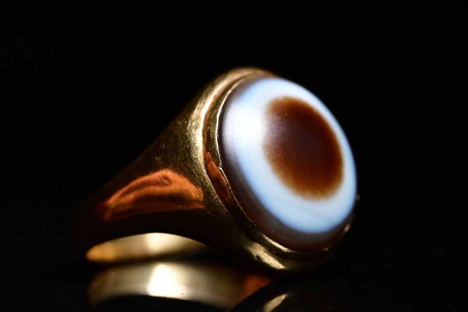 Roman gold ring with eye agate stone: Roman Gold Ring with Eye AgateRoman Empire, ca. 1st–3rd Century AD.Provenance: property of an european collector, acquired in early 1980s
