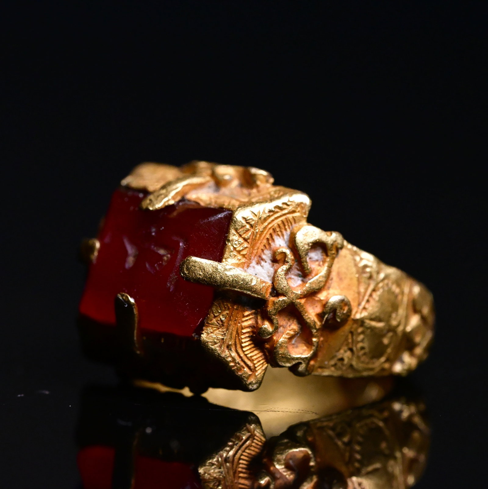 Seljuk gold ring with red agate: A HIGH CARAT SELJUK GOLD RING WITH ENGRAVED RED AGATE SEAL, ANATOLIA OR CENTRAL ASIA. 12TH-13TH CENTURY.Provenance: property of an european collector, acquired in early 1990s