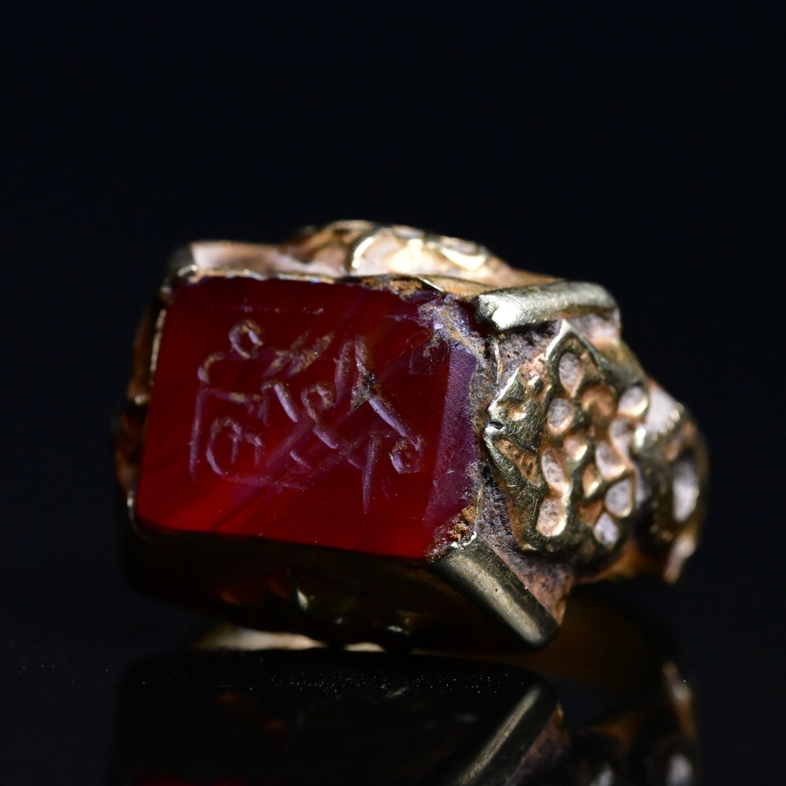 Seljuk gold ring with red agate: A HIGH CARAT SELJUK GOLD RING WITH ENGRAVED RED AGATE SEAL, ANATOLIA OR CENTRAL ASIA. 12TH-13TH CENTURY.Provenance: property of an european collector, acquired in early 1990s