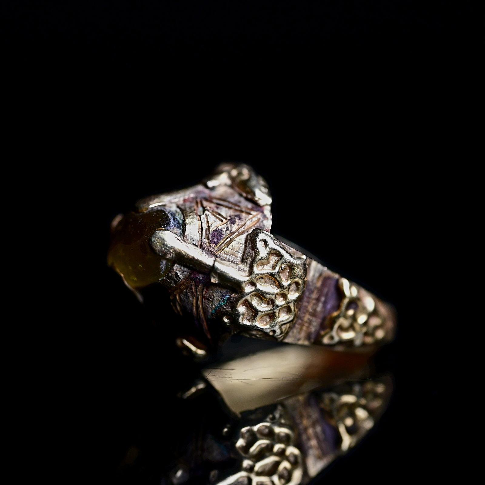 Seljuk gold ring with glass bead: A HIGH CARAT SELJUK GOLD RING WITH YELLOW GLASS BEAD ATTACHED, ANATOLIA OR CENTRAL ASIA. 12TH-13TH CENTURY.Provenance: property of an european collector, acquired in early 1990s
