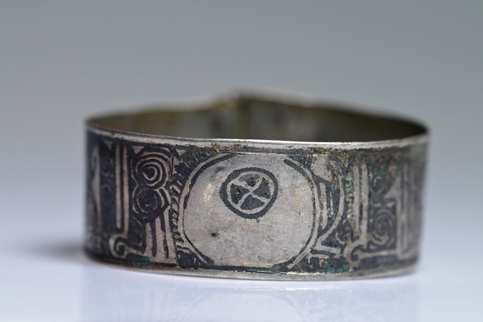 Seljuk silver bracelet with neillo work (1 of 6)
