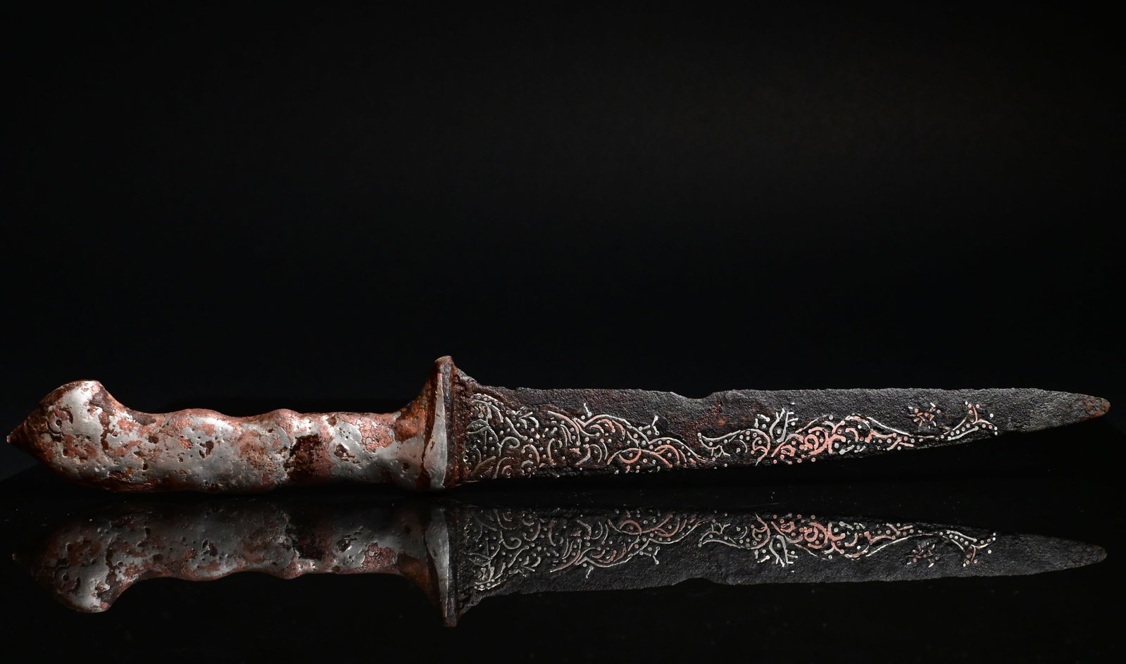 An important seljuk silver inlaid dagger (1 of 7)