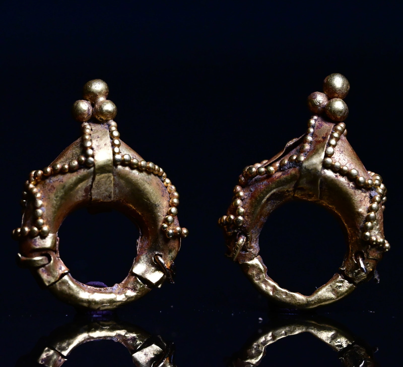 Pair of roman gold earrings: Ancient Roman Gold Earrings, high carat,Roman Empire, ca. 1st–3rd Century ADA finely matched pair of Ancient Roman gold earrings, expertly crafted in a hollow crescent (lunate) form with elegant
