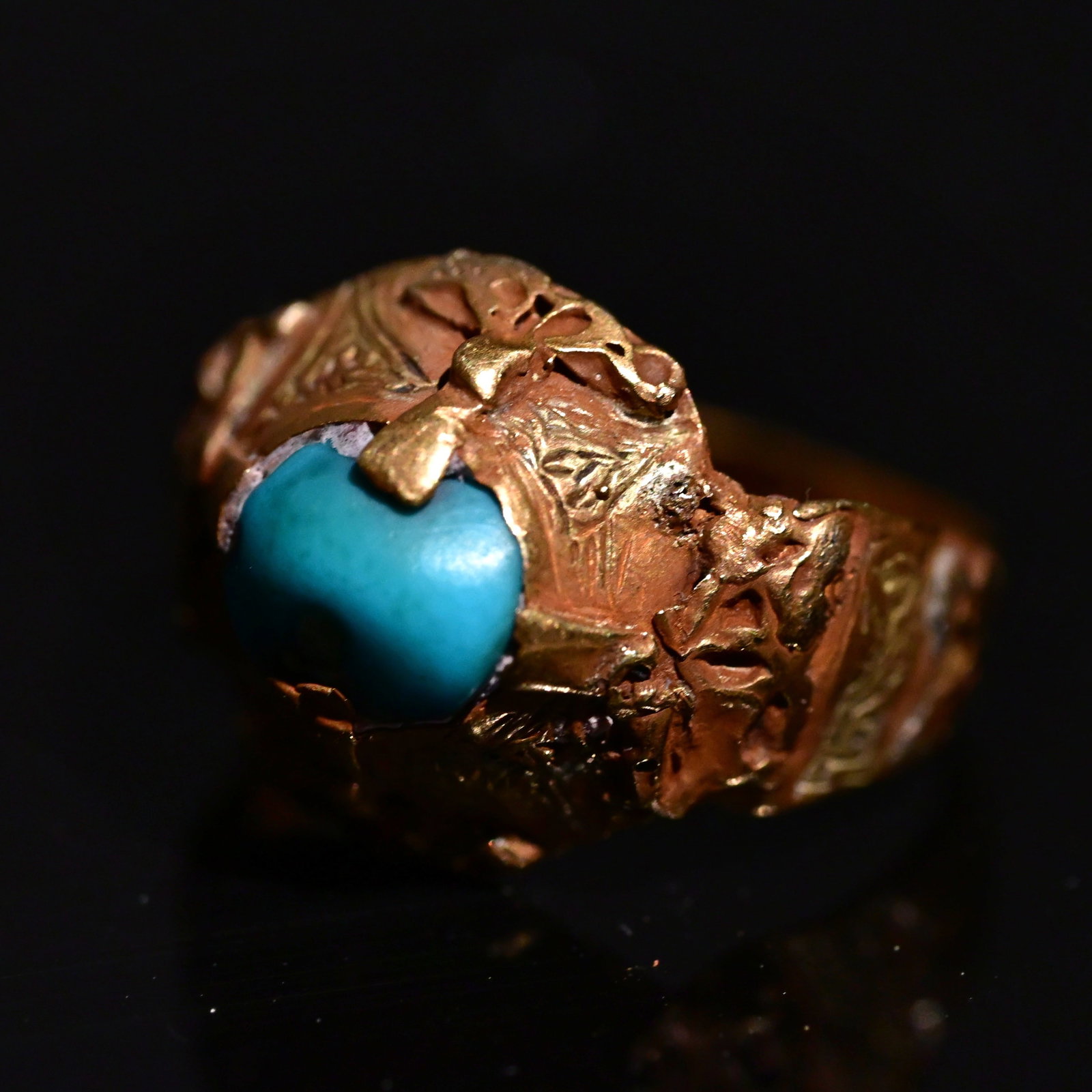 Seljuk gold ring with turqouise stone: Seljuk gold ring with turquoise stone. Circa 12/13th Century.2.5Grams