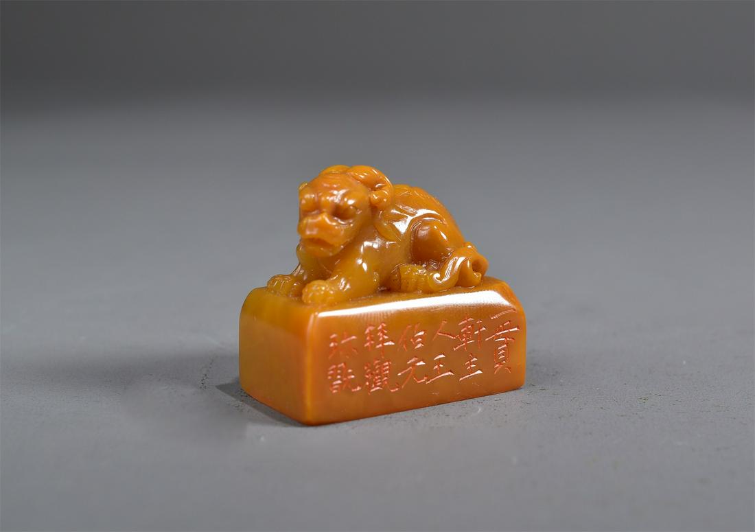 A Tianhuang seal with beast button: 3.3*1.8*3cm W:29gMr. Shih Huiang, a Taiwanese real estate tycoon, and Qian Yongming are very good friends, and they are both very obsessed with Chinese art. Among them, Mr. Qian once gave his beloved 
