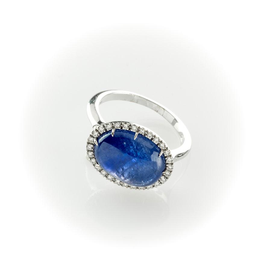 Anello Crivelli in oro bianco con cabochon ovale di zaffiro blu e diamanti bianchi taglio brillante: misura 13 Oro bianco 18 kt Peso dell'oro: g 5,60 Zaffiro blu: ct 7,80 Diamanti bianchi: ct 0,24 Colore F Purezza VS Con scatola e certificato originali, firmato e punzonato, inusato.