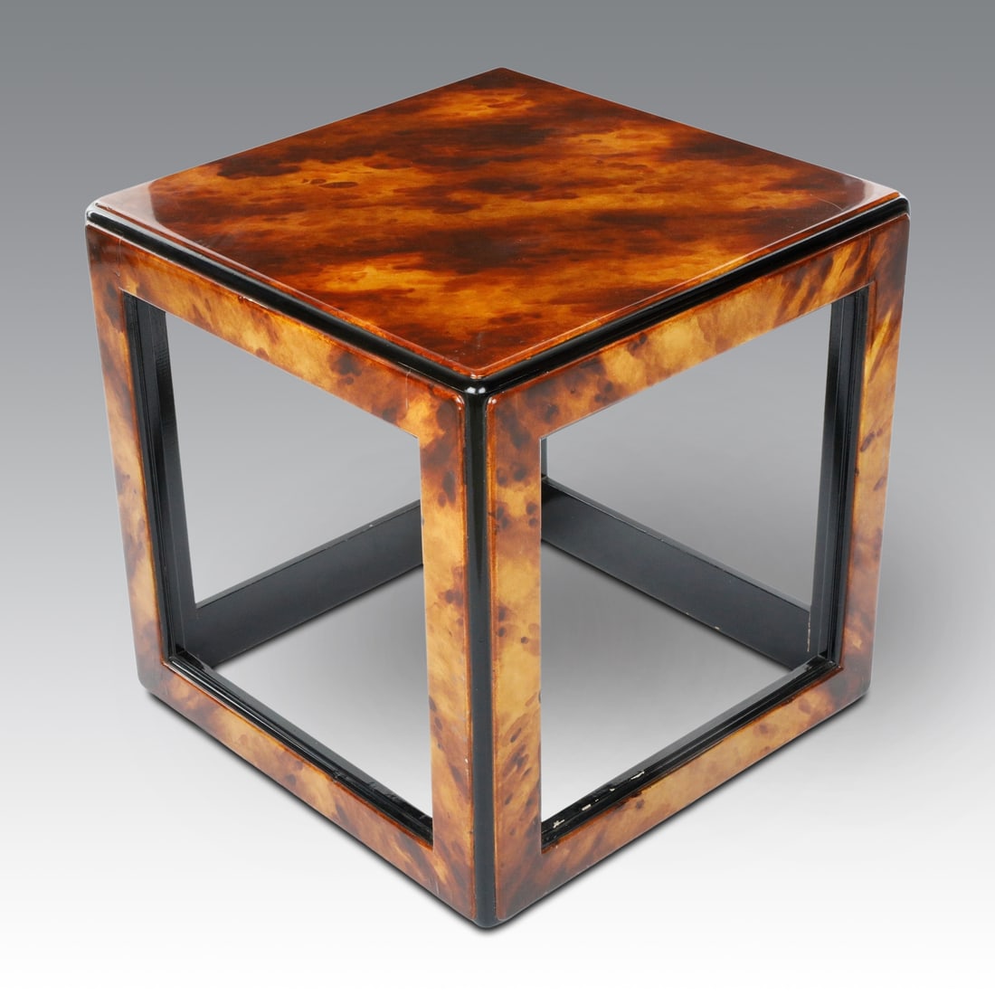 Celeste Dell'Anna (disegno di) Cubo in legno dipinto finta tartaruga e laccato, con angoli dipinti (1 of 2)