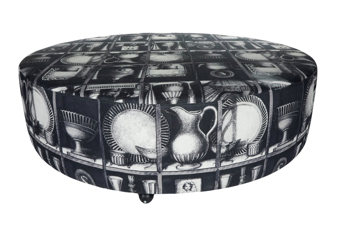 Pouf tondo con ruote, tessuto Fornasetti - Italia (1 of 2)