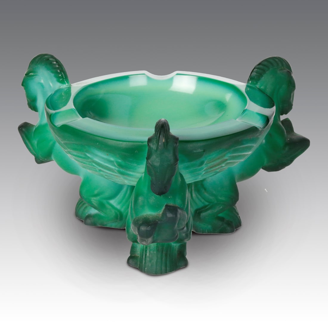 Heinrich Hoffmann Posacenere in vetro malachite, coppa semi sferica sostenuta da tre cavalli: /