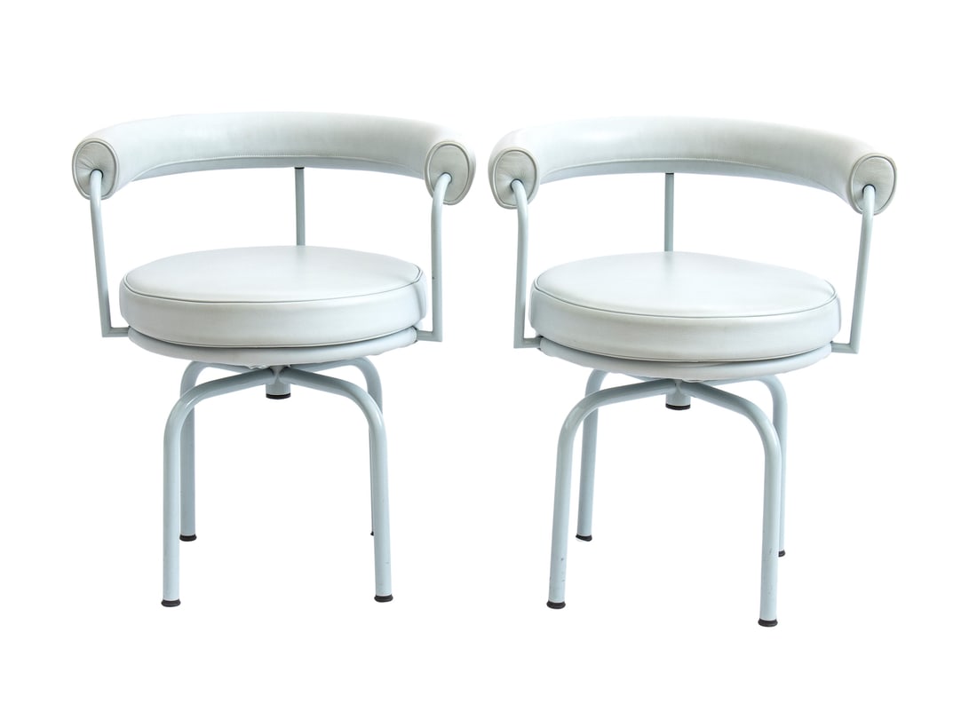 Charles Le Corbusier Coppia di poltroncine girevoli LC7 rivestite in pelle (1 of 3)