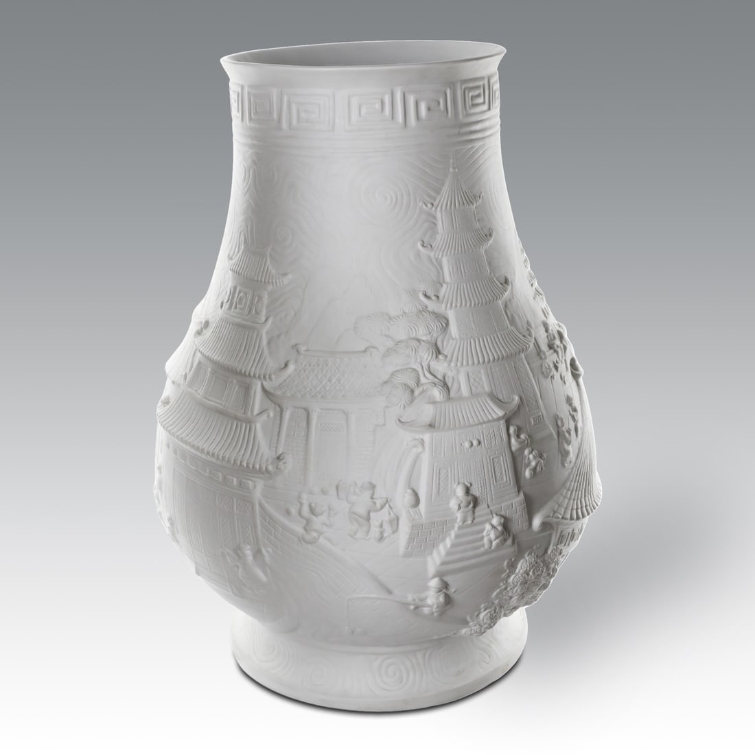Vaso in biscuit bianco "Impression China" (Jean Boggio to Franz): Vaso in biscuit bianco "Impression China" (Jean Boggio to Franz) Vaso in biscuit francese di ispirazione orientale raffigurante un paesaggio cinese. 900 1500 2000 cm 75x55
