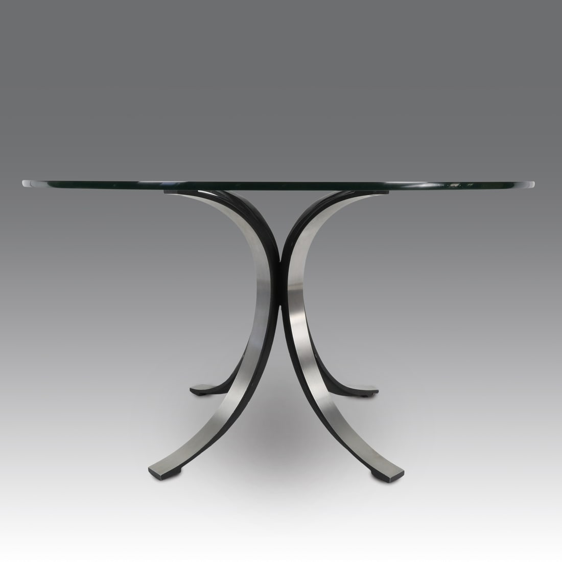 Osvaldo Borsani Tavolo modello "T69", produzione Tecno - Italia.: Osvaldo Borsani Tavolo modello "T69", produzione Tecno - Italia. Tavolo modello T69, struttura in fusione di alluminio verniciato e acciaio satinato. Piano circolare in vetro. 800 1000 1400 cm 72; 