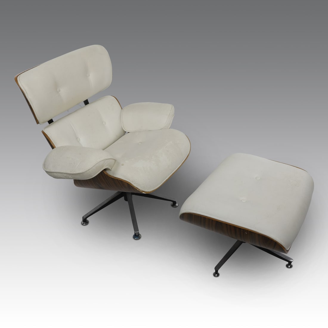 Charles & Ray Eames (disegno di) Poltrona e poggiapiedi, produzione Italia (1 of 2)