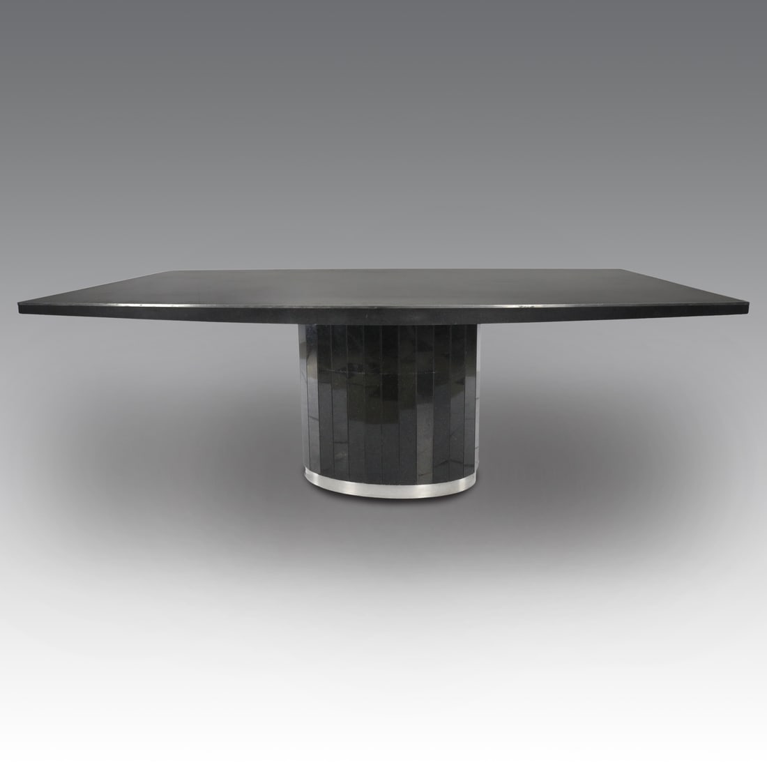 Willy Rizzo Tavolo mod. TP-Elliptique, produzione Atelier Willy Rizzo - Italia: Willy Rizzo Tavolo mod. TP-Elliptique, produzione Atelier Willy Rizzo - Italia Tavolo da pranzo modello “TP-Elliptique”Struttura e piano in marmo con profili in acciaio spazzolato. 2800 30