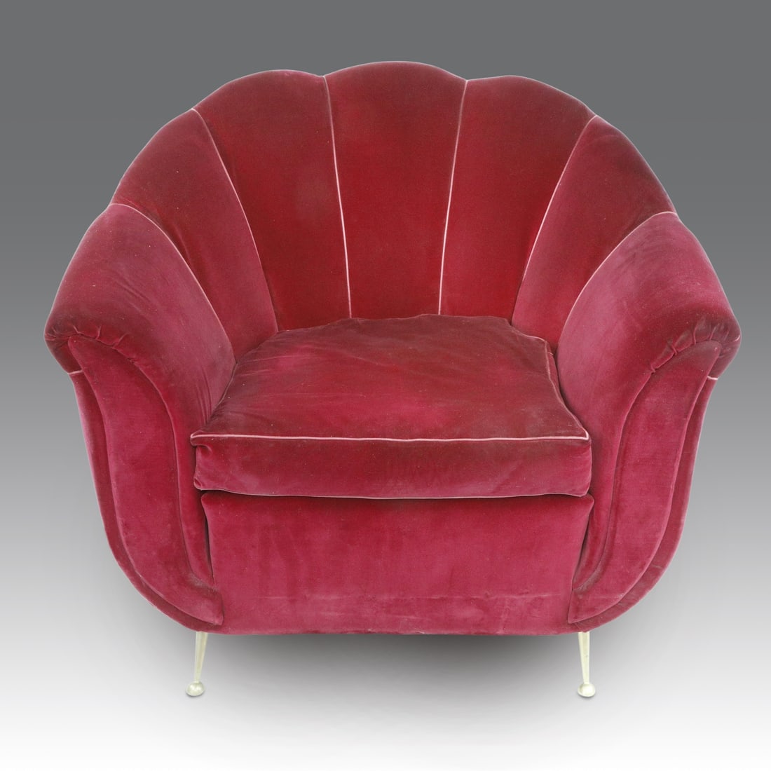 Coppia di poltroncine a conchiglia in velluto bordeaux in stile Gio Ponti: /