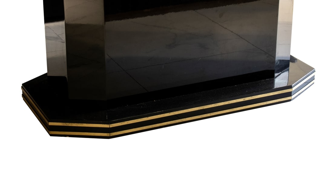 Octagonal table in black lacquered wood with brass inserts: /