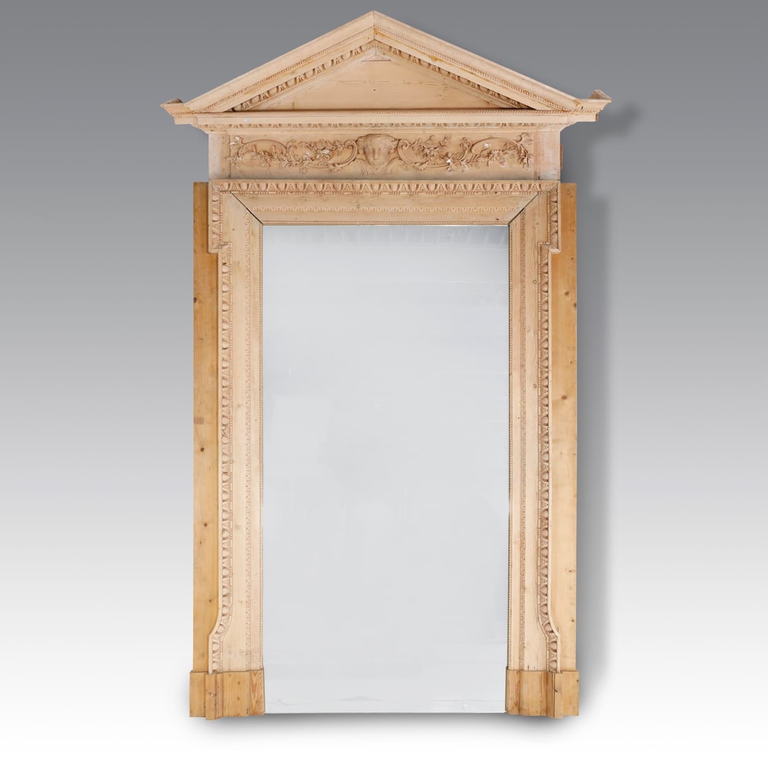 Portale in legno intagliato: Portale in legno intagliato Portale in legno intagliato, architrave decorato a volute vegetali contrapposte centrate da putto, timpano a profilo unghiato. 5000 6000 8000 cm 325x175