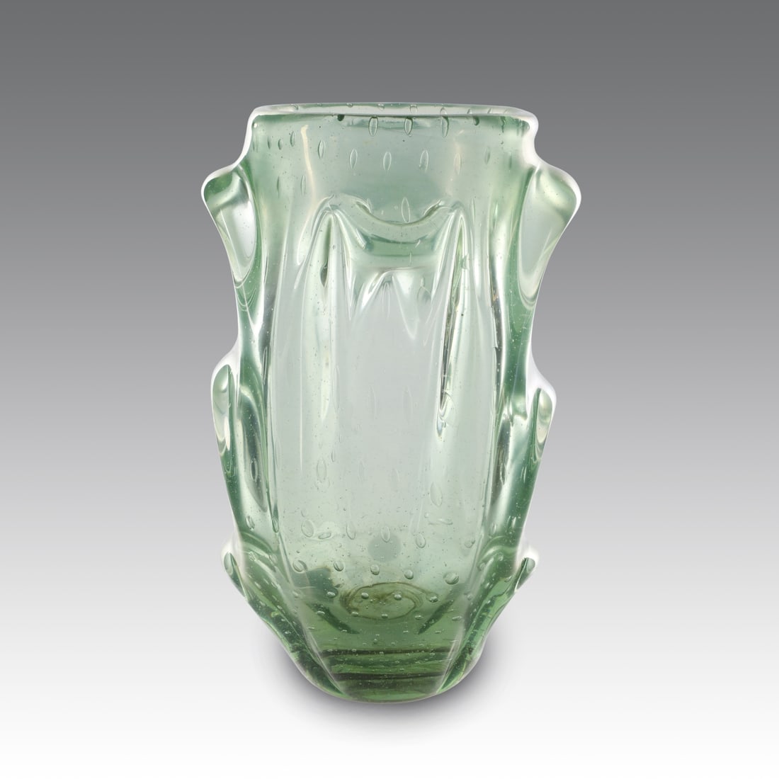 Ercole Barovier Vaso in vetro verde nord iridato e corpo plasmato con elementi curvi a rilievo -: /