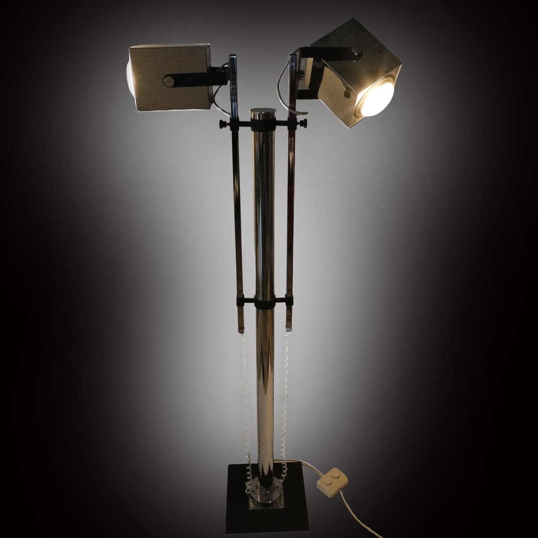 Pat Hoffman Lampada da terra a due luci con struttura in metallo cromato, produzione Lucitalia (1 of 3)