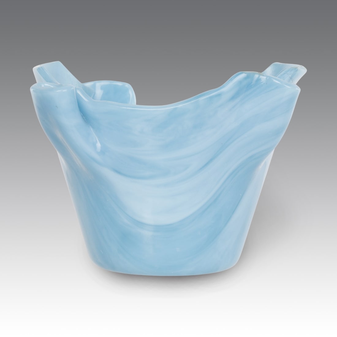 Loredano Rosin Vaso a fazzoletto, produzione Murano - Italia: Loredano Rosin Vaso a fazzoletto, produzione Murano - Italia Vaso a fazzoletto in vetro celeste e decorato con sfumature lattime. Firma a punta 100 300 400 cm 8x10