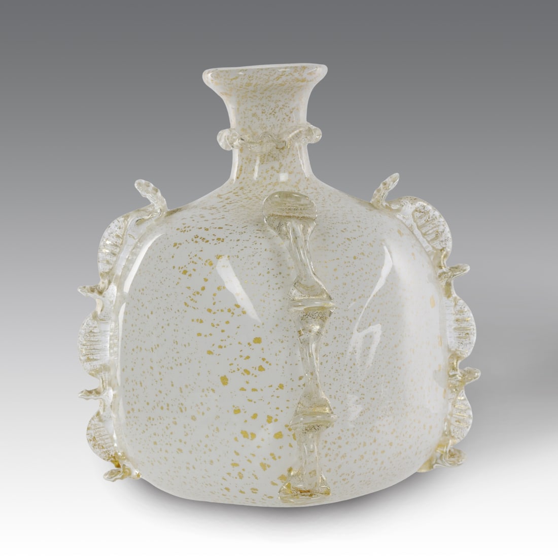 Vaso bottiglia, Produzione Seguso (Attr.le), Murano - Italia.: Vaso bottiglia, Produzione Seguso (Attr.le), Murano - Italia. Vaso bottiglia in vetro lattimo con polveri oro, morise applicate sui fianchi e sul collo. 100 300 400 cm 11,5x8,5